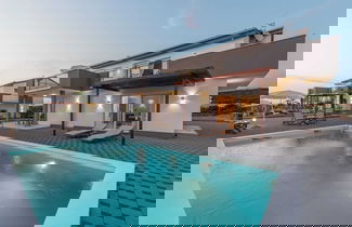 Foto 1 - Modern and Spacious Home With Swimming Pool