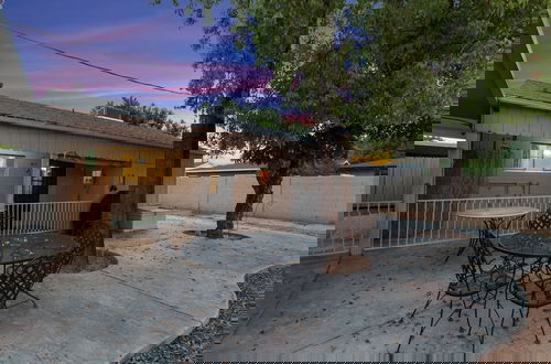 Photo 14 - Sunlit Palm Cottage in Uptown Phoenix