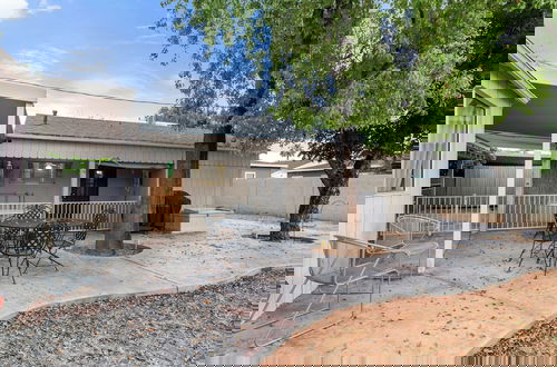 Photo 10 - Sunlit Palm Cottage in Uptown Phoenix