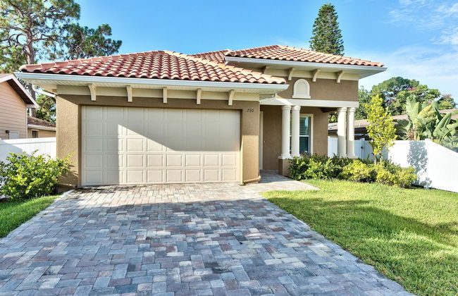 Amalfi Vacation Rental: Stylish 3-BR Retreat Steps from Vanderbilt Beach. Relax by the Private Pool and Enjoy Modern Amenities. Ideal for Families with Easy Access to Mercato and Local Attractions - Photo 29