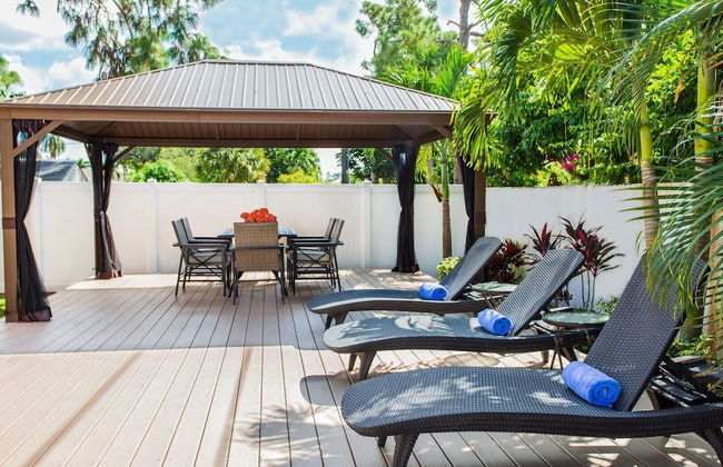 Amalfi Vacation Rental: Stylish 3-BR Retreat Steps from Vanderbilt Beach. Relax by the Private Pool and Enjoy Modern Amenities. Ideal for Families with Easy Access to Mercato and Local Attractions - Photo 18