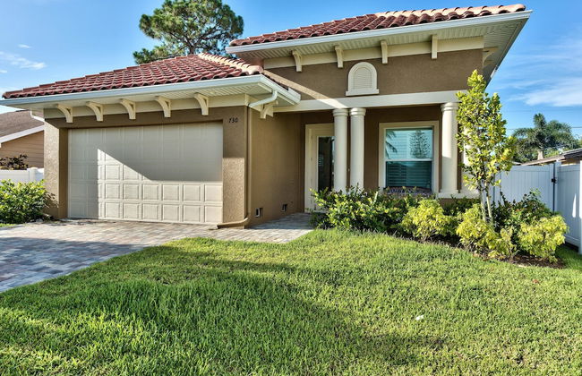 Amalfi Vacation Rental: Stylish 3-BR Retreat Steps from Vanderbilt Beach. Relax by the Private Pool and Enjoy Modern Amenities. Ideal for Families with Easy Access to Mercato and Local Attractions - Photo 30