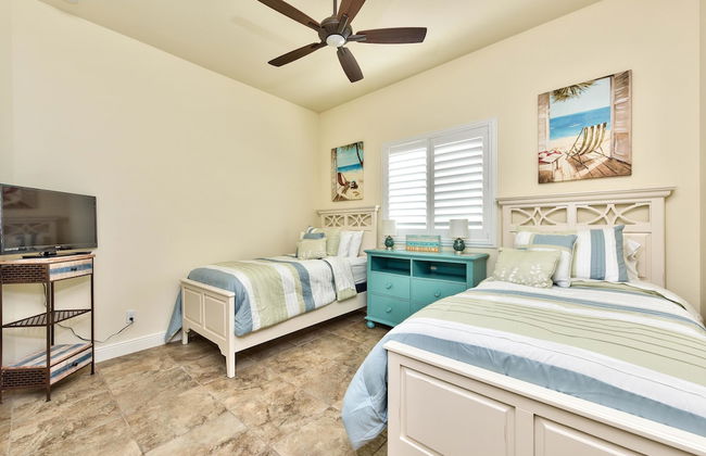 Amalfi Vacation Rental: Stylish 3-BR Retreat Steps from Vanderbilt Beach. Relax by the Private Pool and Enjoy Modern Amenities. Ideal for Families with Easy Access to Mercato and Local Attractions - Photo 6