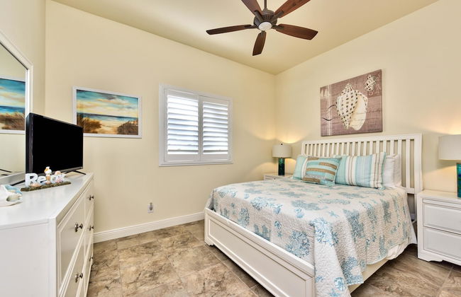 Amalfi Vacation Rental: Stylish 3-BR Retreat Steps from Vanderbilt Beach. Relax by the Private Pool and Enjoy Modern Amenities. Ideal for Families with Easy Access to Mercato and Local Attractions - Photo 3