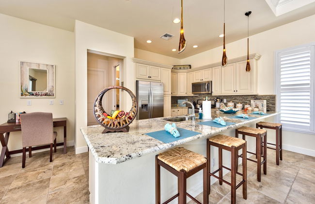 Amalfi Vacation Rental: Stylish 3-BR Retreat Steps from Vanderbilt Beach. Relax by the Private Pool and Enjoy Modern Amenities. Ideal for Families with Easy Access to Mercato and Local Attractions - Photo 11