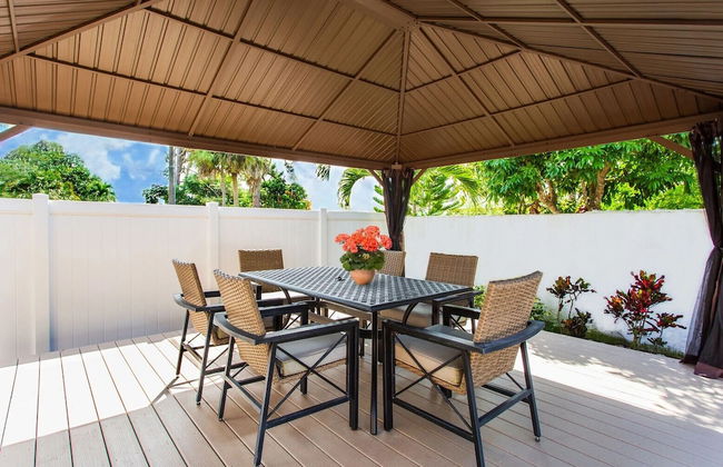 Amalfi Vacation Rental: Stylish 3-BR Retreat Steps from Vanderbilt Beach. Relax by the Private Pool and Enjoy Modern Amenities. Ideal for Families with Easy Access to Mercato and Local Attractions - Photo 36