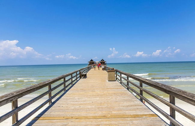 Amalfi Vacation Rental: Stylish 3-BR Retreat Steps from Vanderbilt Beach. Relax by the Private Pool and Enjoy Modern Amenities. Ideal for Families with Easy Access to Mercato and Local Attractions - Photo 33