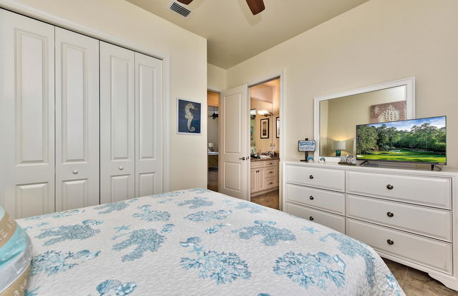 Amalfi Vacation Rental: Stylish 3-BR Retreat Steps from Vanderbilt Beach. Relax by the Private Pool and Enjoy Modern Amenities. Ideal for Families with Easy Access to Mercato and Local Attractions - Photo 4