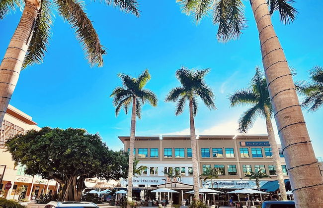 Amalfi Vacation Rental: Stylish 3-BR Retreat Steps from Vanderbilt Beach. Relax by the Private Pool and Enjoy Modern Amenities. Ideal for Families with Easy Access to Mercato and Local Attractions - Photo 28