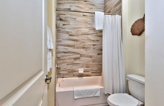 Amalfi Vacation Rental: Stylish 3-BR Retreat Steps from Vanderbilt Beach. Relax by the Private Pool and Enjoy Modern Amenities. Ideal for Families with Easy Access to Mercato and Local Attractions - Photo 2
