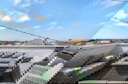 Foto 1 - Private Rooftop + Steps to the Beach Chic Design Seaside Style by Avantstay