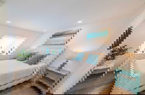 Foto 20 - Private Rooftop + Steps to the Beach Chic Design Seaside Style by Avantstay