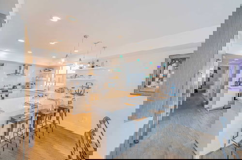 Foto 3 - Private Rooftop + Steps to the Beach Chic Design Seaside Style by Avantstay
