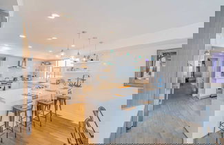 Foto 3 - Private Rooftop + Steps to the Beach Chic Design Seaside Style by Avantstay