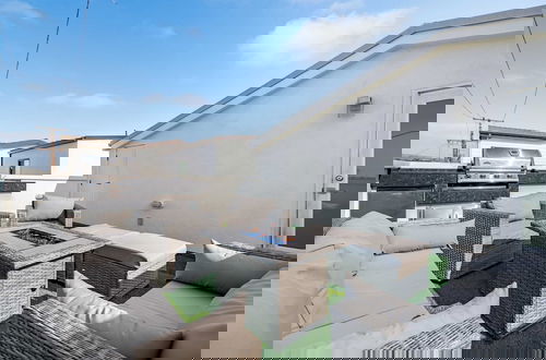 Foto 37 - Private Rooftop + Steps to the Beach Chic Design Seaside Style by Avantstay
