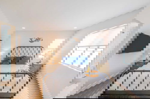 Foto 15 - Private Rooftop + Steps to the Beach Chic Design Seaside Style by Avantstay