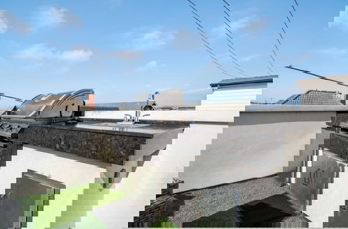 Foto 40 - Private Rooftop + Steps to the Beach Chic Design Seaside Style by Avantstay