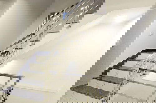 Foto 10 - Modern Loft Overlooking Hills and Park