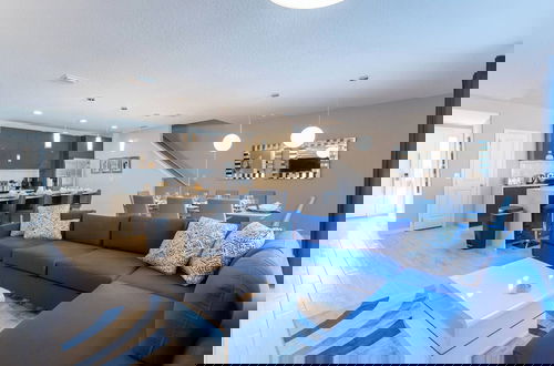 Foto 19 - Luxury Vacation Home With Splash Pool/bbq 03