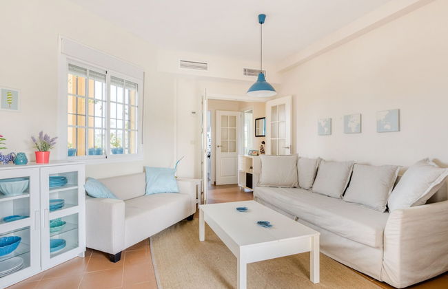 Serene Holiday Home in Huelva With Balcony - Foto 8