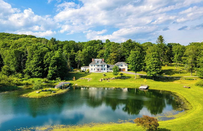 Secluded Estate w/ Guest House, Private Pond, Gym, & Movie Theater Sunny Pond - Foto 1