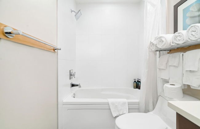 3BR Lakeside Penthouse Retreat - Foto 39