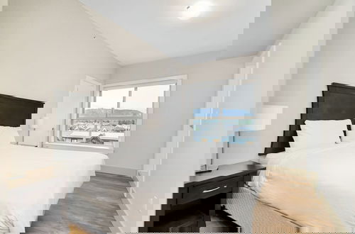 Foto 5 - 3BR Lakeside Penthouse Retreat