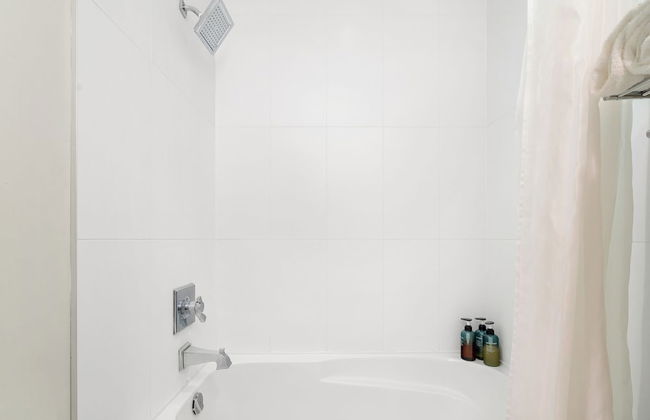 3BR Lakeside Penthouse Retreat - Foto 35