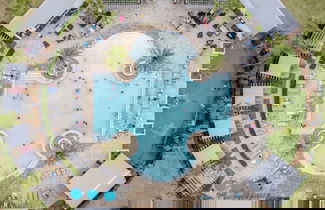 Photo 2 - Emerald Gem by Avantstay Pool Access, 3mins to Beach!
