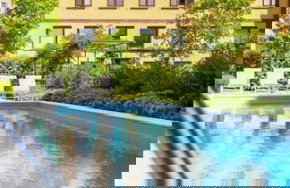 Foto 3 - Stylish Apartment With Terrace and Swimming Pool