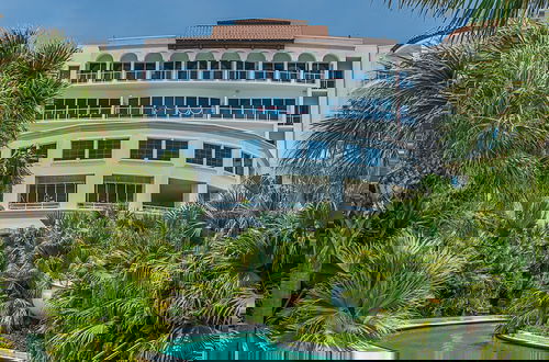 Foto 2 - Unique Beachfront Condo With Exceptional Views