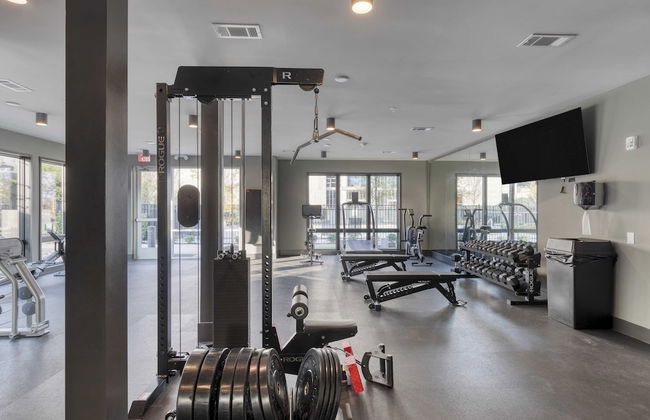Prime Walkable Midtown Location, Pool, Gym Outlaw's Den by Avantstay - Photo 25
