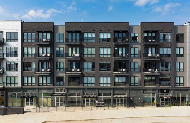 Walkable Midtown Location Modern Amenities, Pool & Gym Anthem by Avantstay - Photo 41