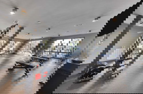Foto 5 - New Modern 2bdr in Walkable Midtown w/ Gym, Pool Honkey-tonk by Avantstay