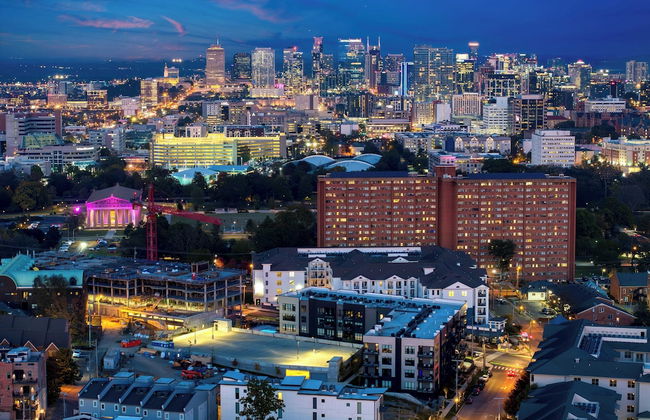 Walkable Midtown Location Modern Amenities, Pool & Gym Anthem by Avantstay - Photo 7