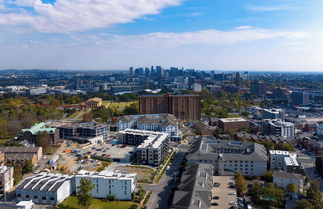 Walkable Midtown Location Modern Amenities, Pool & Gym Anthem by Avantstay - Photo 24