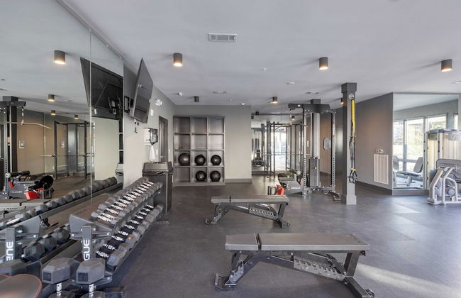 Prime Walkable Midtown Location, Pool, Gym Outlaw's Den by Avantstay - Photo 4