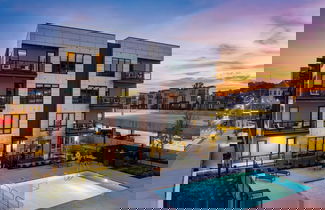 Foto 3 - 2 Modern Apartments in Heart of Midtown, Walkable Location Patio, Pool & Gym
