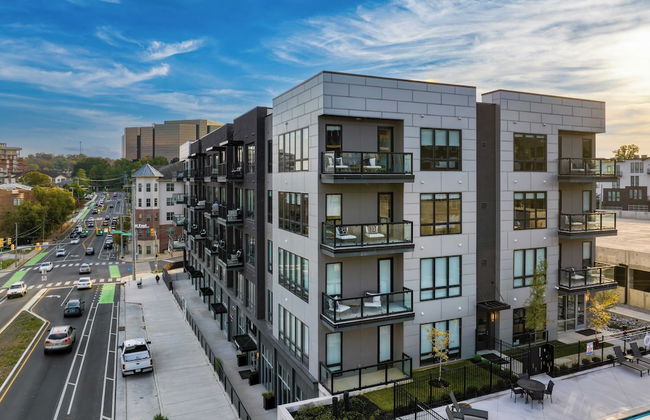 Walkable Midtown Location Modern Amenities, Pool & Gym Anthem by Avantstay - Photo 39