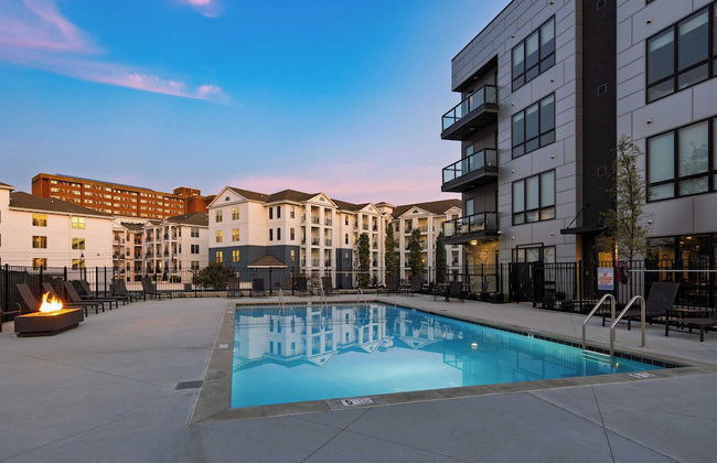 Walkable Midtown Location Modern Amenities, Pool & Gym Anthem by Avantstay - Photo 2