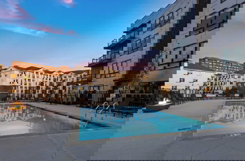 Photo 2 - Walkable Midtown Location Modern Amenities, Pool & Gym Anthem by Avantstay