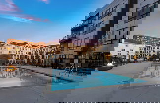 Photo 2 - Walkable Midtown Location Modern Amenities, Pool & Gym Anthem by Avantstay