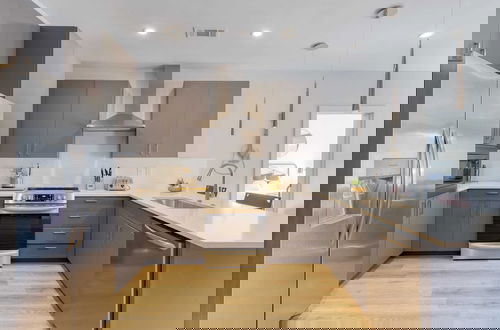 Foto 8 - Sleeps 18 3 Modern Midtown Apartments w/ Gym + Pool Walkable to Shops & Eats