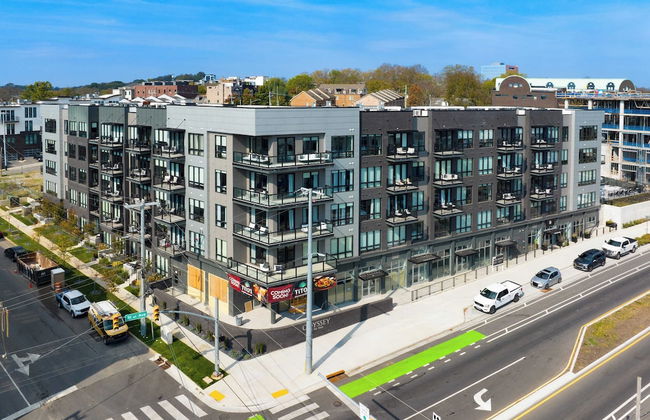 Walkable Midtown Location Modern Amenities, Pool & Gym Anthem by Avantstay - Photo 17