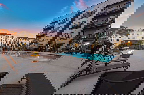 Photo 4 - Walkable Midtown Location Modern Amenities, Pool & Gym Anthem by Avantstay
