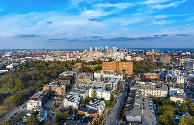 Walkable Midtown Location Modern Amenities, Pool & Gym Anthem by Avantstay - Photo 6
