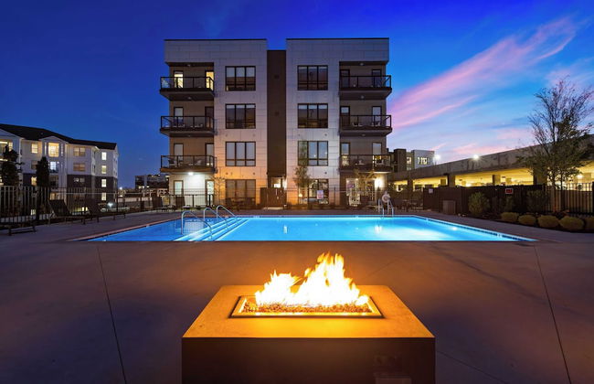 Walkable Midtown Location Modern Amenities, Pool & Gym Anthem by Avantstay - Photo 11