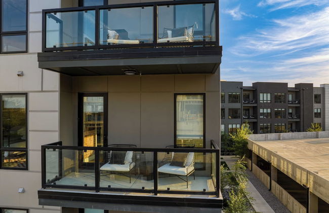 Walkable Midtown Location Modern Amenities, Pool & Gym Anthem by Avantstay - Photo 40
