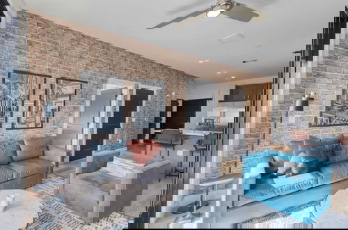 Foto 26 - Sleeps 18 3 Modern Midtown Apartments w/ Gym + Pool Walkable to Shops & Eats