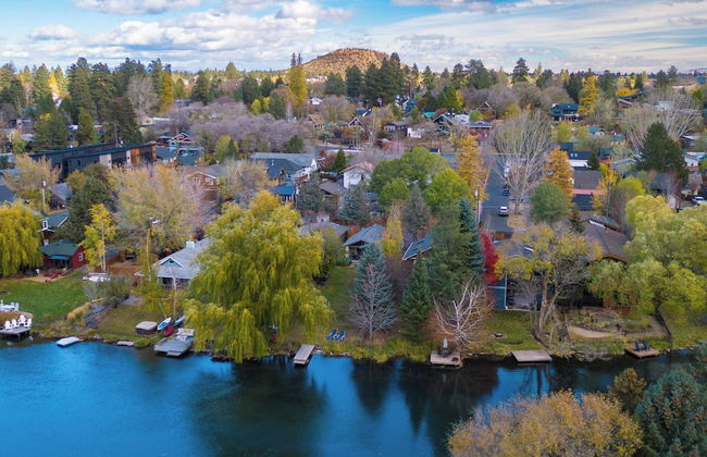 Riverfront Bend by Avantstay Private Dock, Large Yard w/ Views, Hot Tub - Foto 33